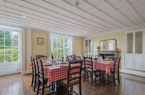 Dine in style at Iveing Cottage North