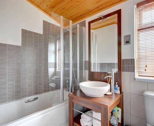 Family Bathroom - View 1