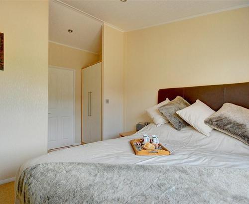 Bedroom 1 - View 2
