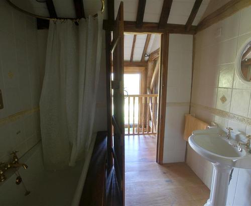 RH1056 Bathroom 2