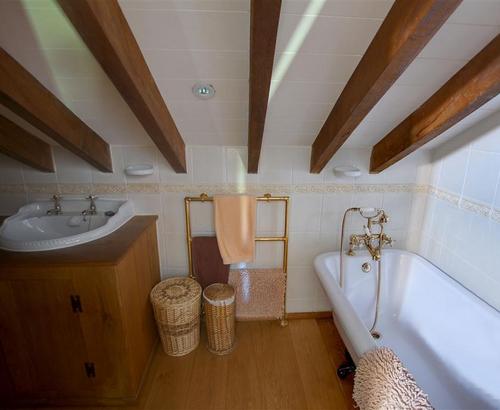 RH1056 Ensuite to Bedroom 5