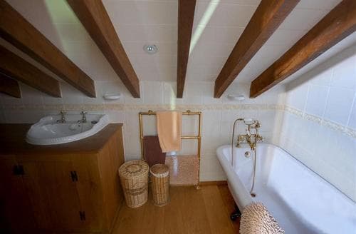 RH1056 Ensuite to Bedroom 5