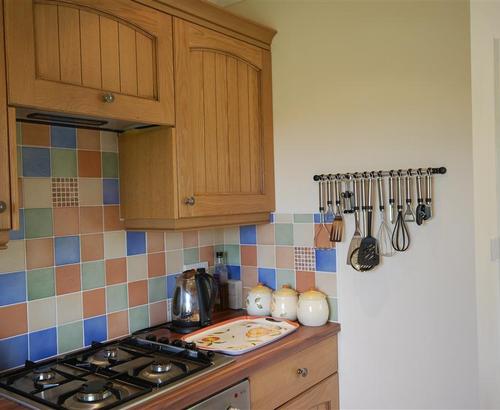 CB571 Kitchen - view 2