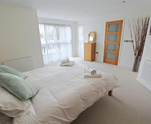 Bedroom 1 - View 2