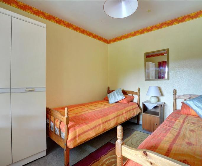 Twin Bedroom