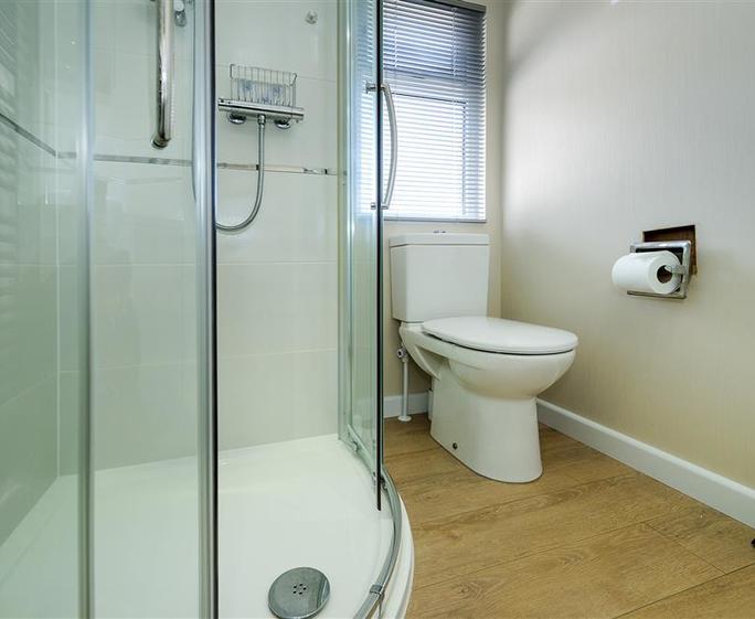 T34WAR - En Suite Shower Room - View 2