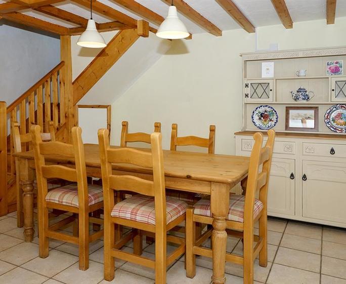 Snowdon-View-dining-room-16