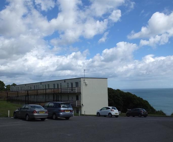 Devon Court 22, Freshwater East, Pembrokeshire Last Minute Cottages