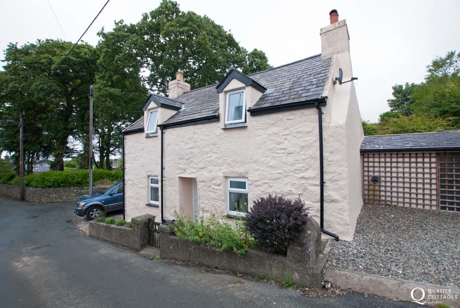Welsh coastal cottage near beach with open fire - exterior