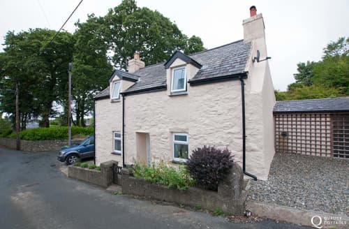 Welsh coastal cottage near beach with open fire - exterior