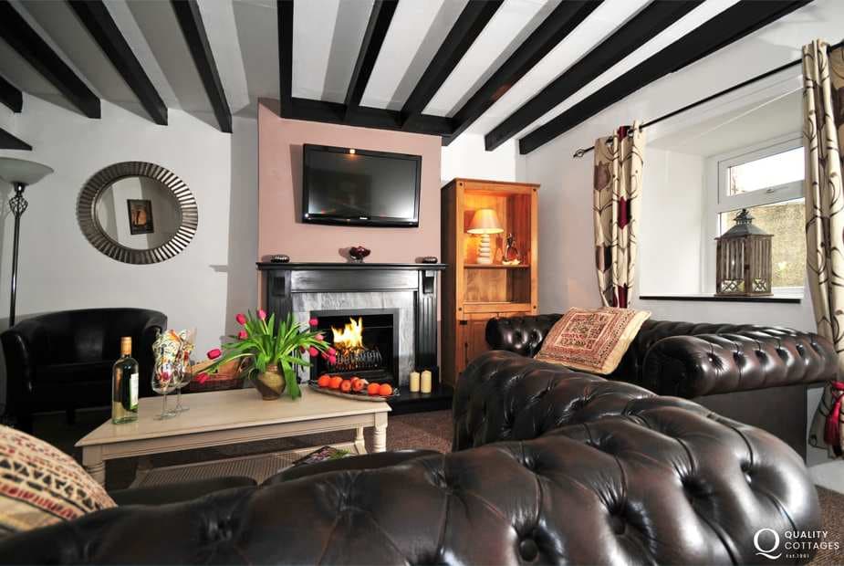 Holiday cottage near coastal path Llyn Peninsula - open fire in lounge