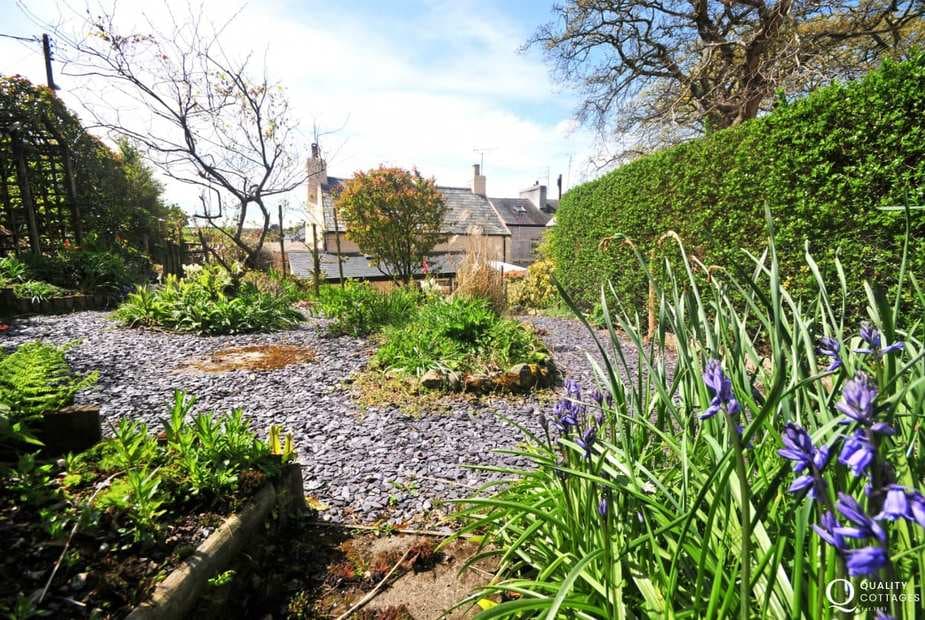 Holiday cottage near Porthdinllaen - garden