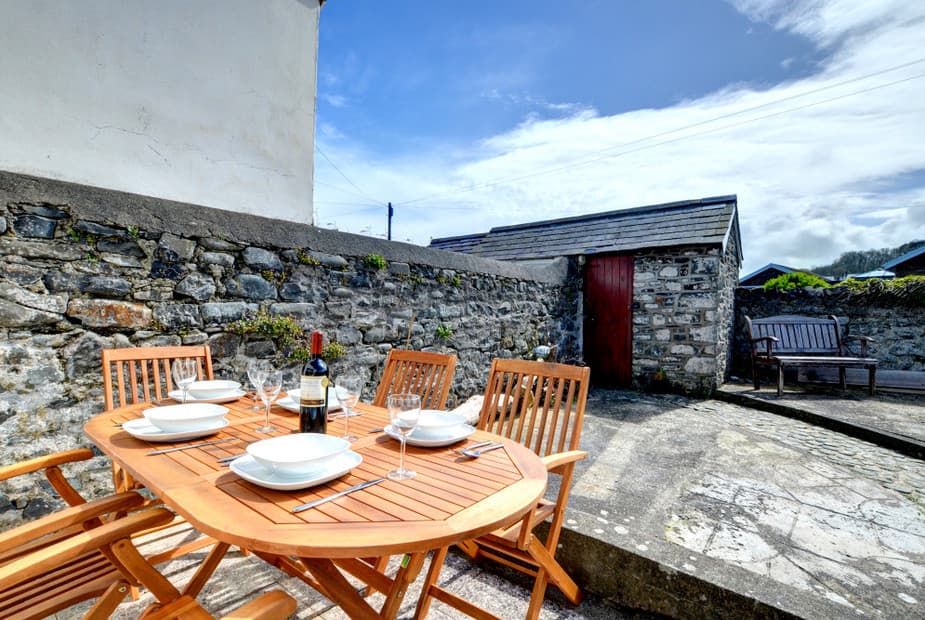 Aberaeron Holiday Cottage - rear enclosed garden area