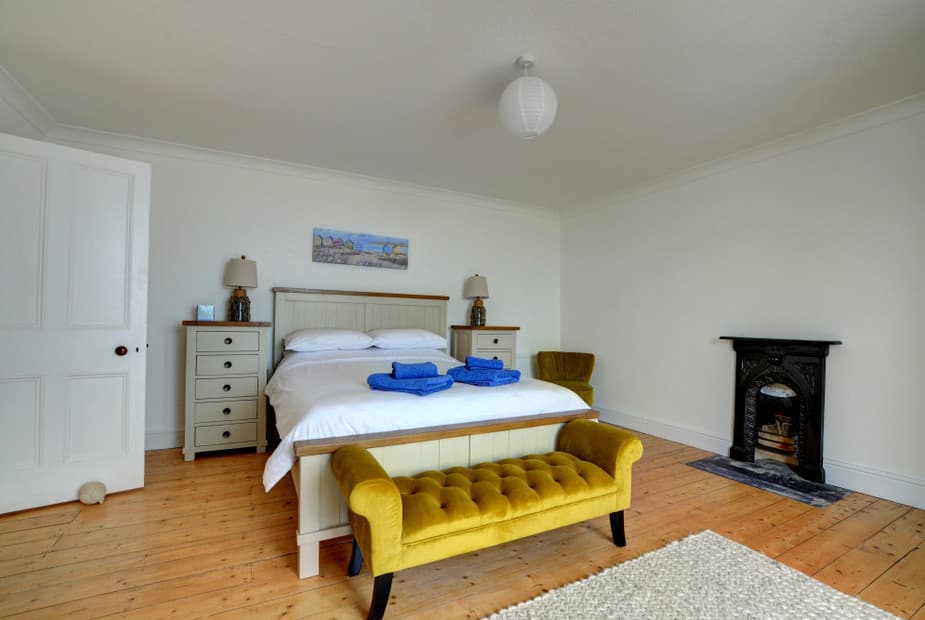 Aberaeron Holiday Cottage - bedroom