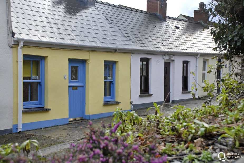 Traditional Pembrokeshire cottage 200 yds from Little Haven Beach