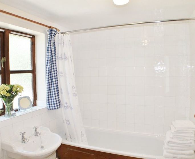 Bright, fully equipped bathroom in Ulcombe, Kent