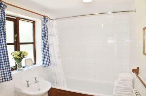 Bright, fully equipped bathroom in Ulcombe, Kent
