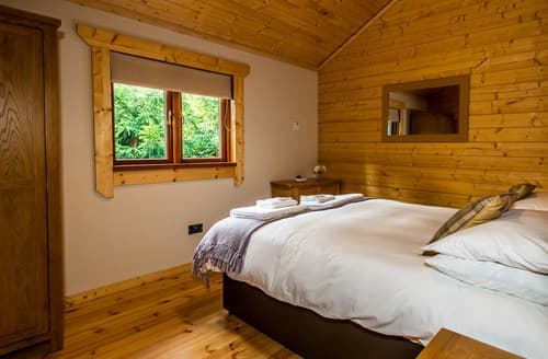 Zip-and-link bedroom which can be made into a double upon request