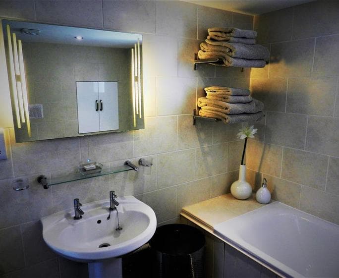 2238-7-family bathroom2