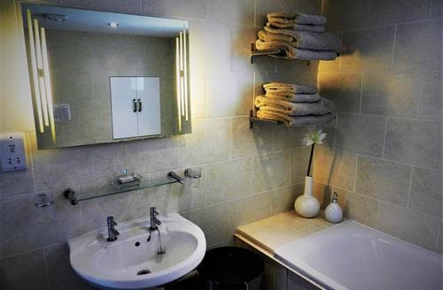 2238-7-family bathroom2