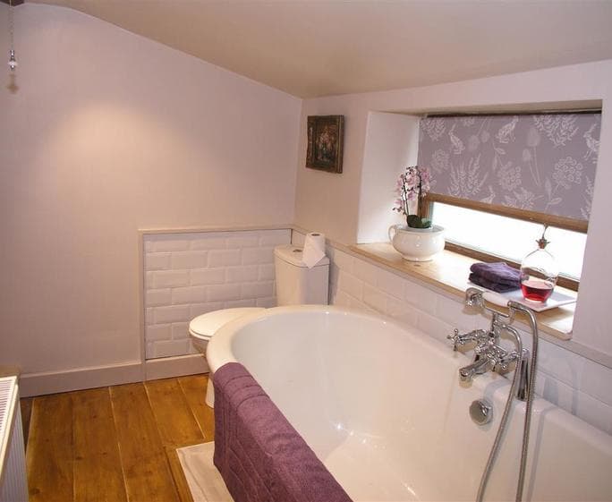 CHERRY TREE BATHROOM 7 