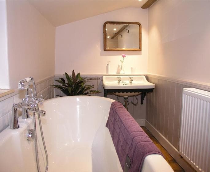 CHERRY TREE BATHROOM 2 