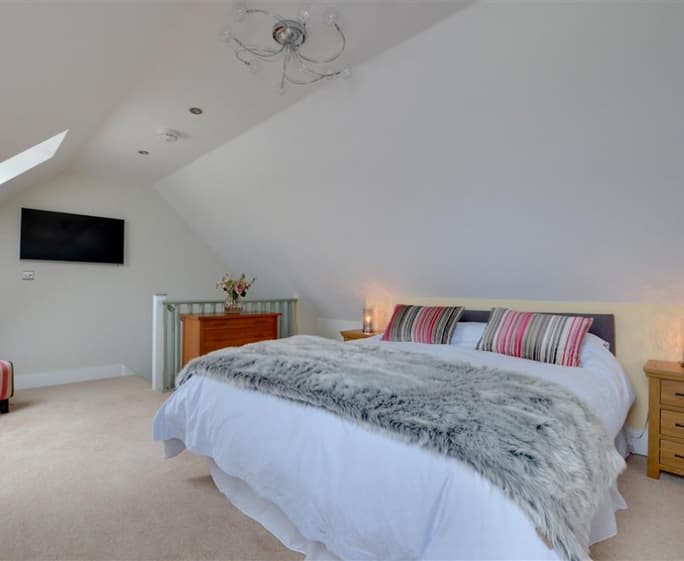 TS725 - Bed area - view 2
