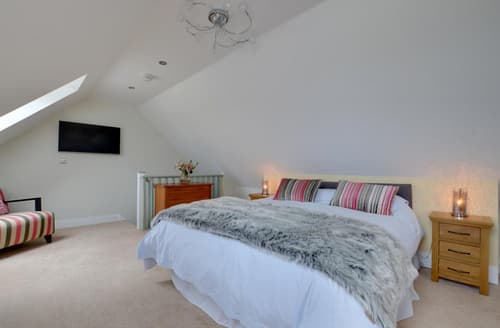TS725 - Bed area - view 2