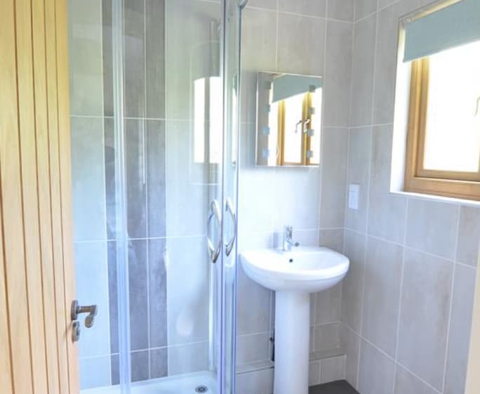EK721 - En-Suite Shower Room