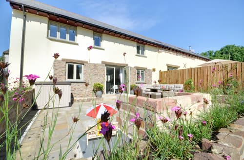 A delightful, rural retreat between the North and South coasts, ideal for exploring the whole county including the historical city of Exeter