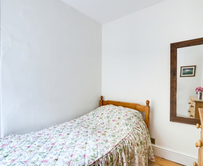 The cosy single bedroom 