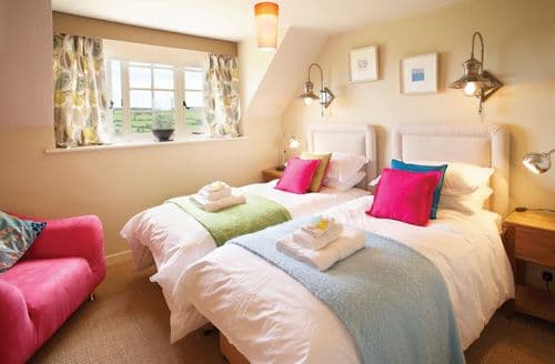 First floor: Twin bedroom