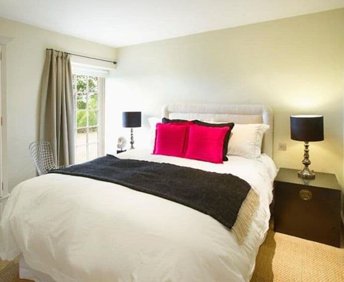 Ground floor: Double bedroom with en-suite shower room