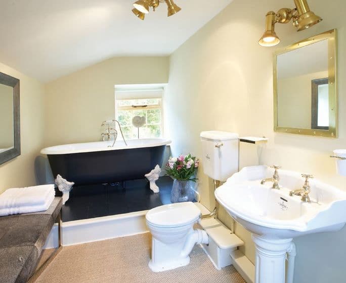 First floor: En-suite bathroom to master bedroom
