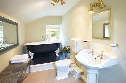 First floor: En-suite bathroom to master bedroom