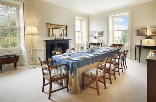 Ground floor: Dining room with seating for 10 guests