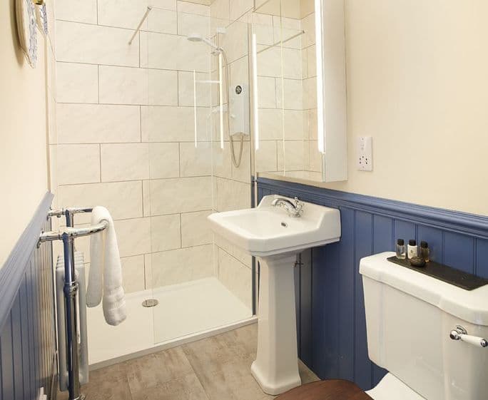First floor: En-suite shower room