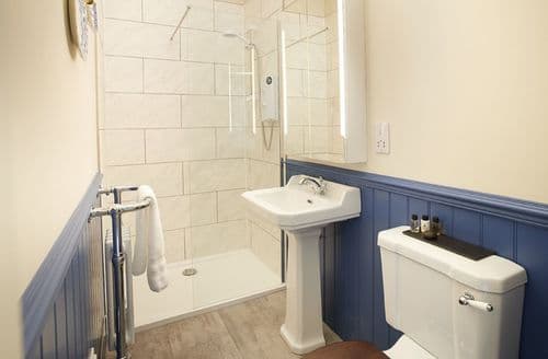 First floor: En-suite shower room