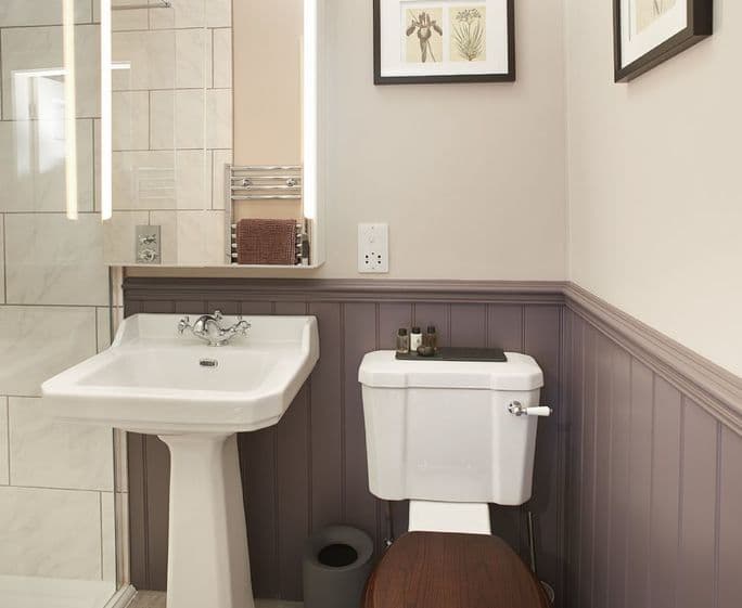 First floor: En-suite shower room