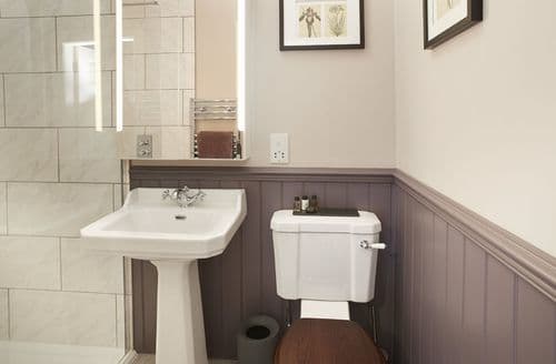 First floor: En-suite shower room