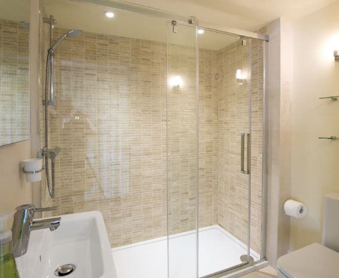 First floor:  En-suite shower room