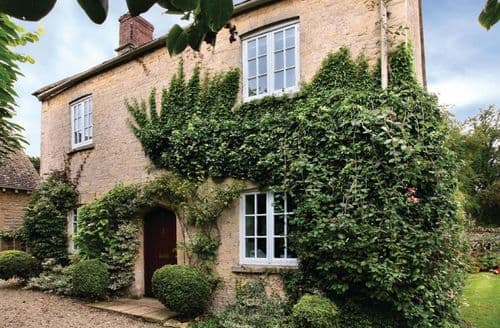 Old School Cottage with accommodation for 4 guests is a small, detached stone property in the unspoilt Windrush Valley, a few miles from Burford. Asthall is an idyllic secluded hamlet with a village pub