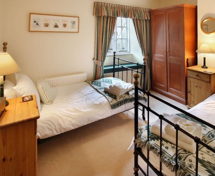 First floor: Twin bedroom with 3' beds