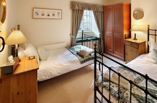 First floor: Twin bedroom with 3' beds