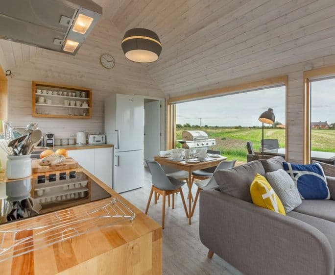 Open plan kitchen & dining area