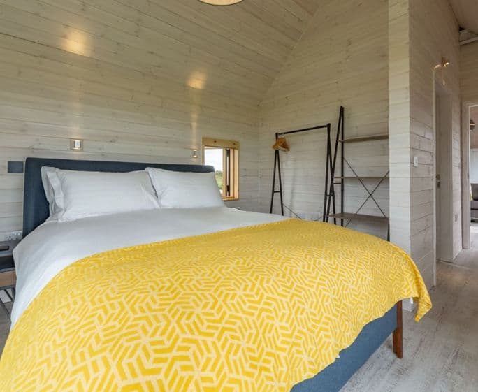King size bed, sea views and en suite with bath & overhead shower