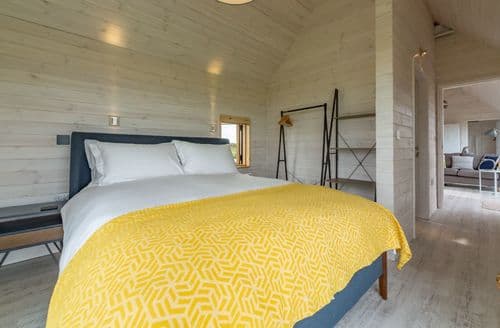 King size bed, sea views and en suite with bath & overhead shower