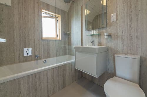 Spacious and contemporary bathroom to the master bedroom