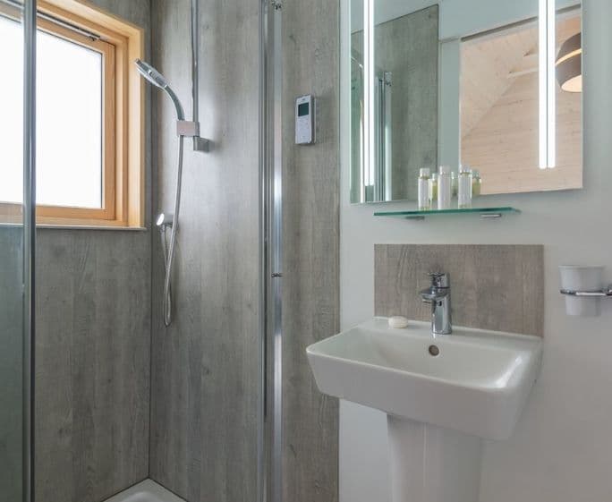 Contemporary  en suite shower room to the twin bedroom