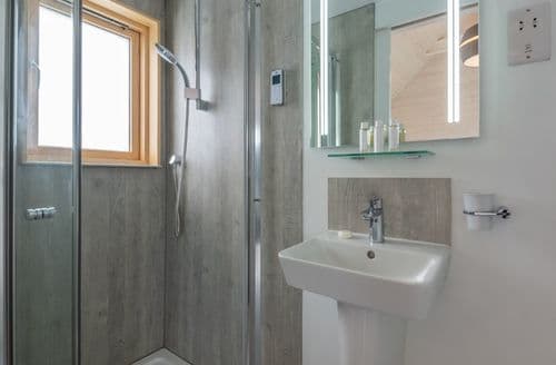 Contemporary  en suite shower room to the twin bedroom